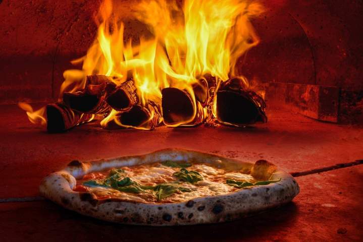 Pizza cuite au feu de bois Rustrel
